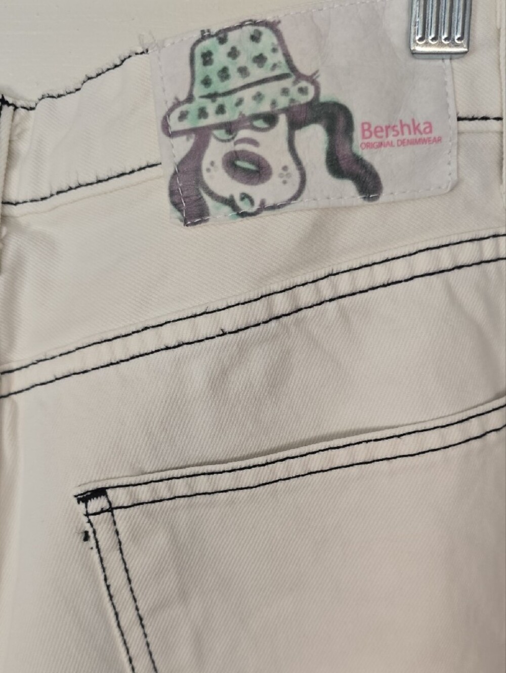 Bershka Cream Wide-Leg Graphic Jeans with Pastel Artwork - Picture 8 of 11